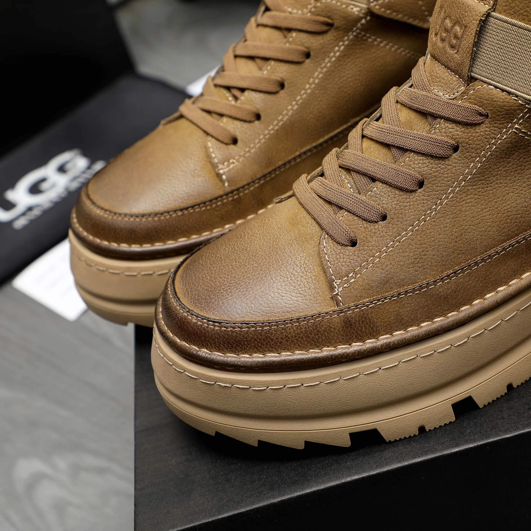 P620 Product trademark: "UGG" Gaobang men's shoes Regular size: 39-44 Product materials: Selected first-layer cowhide upper, wool lining, original outsole